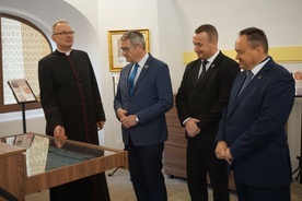 Ks. Wojciech Dąbrowski prezentował gościom zbiory muzealne.
