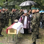 Stalowa Wola, cmentarz wojenny. Uroczystości pogrzebowe Tadeusza Gajdy "Tarzana".