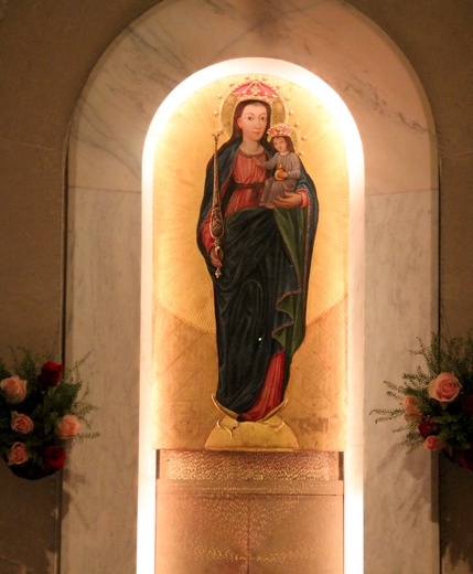 Łaskami słynący obraz Matki Bożej Żółkiewskiej znajduje się w bocznej kaplicy kościoła przy ul. Dominikańskiej 2.
