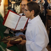 Podczas błogosławieństwa lektorzy trzymali dłonie na Ewangeliarzu.