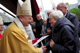 Osoby uhonorowane diecezjalnym wyróżnieniem  otrzymują specjalny dyplom oraz krzyż.