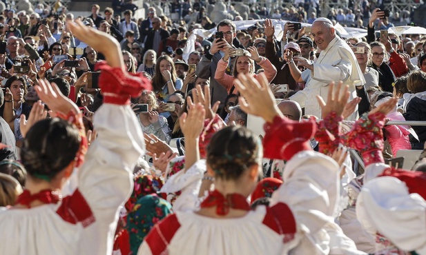 Franciszek wśród zgromadzonych na Placu św. Piotra