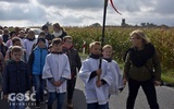 Dzieci idące w pielgrzymce do Piotrówka.