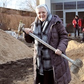 Siostra Jolanta Glapka na placu budowy Młodzieżowego Centrum Rozwoju Artystycznego i Duchowego (2018 rok).