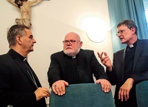Wielkim zwolennikiem  tzw. drogi synodalnej  jest kard. Reinhard Marx  (w środku) –przewodniczący niemieckiego episkopatu. Przeciwnikiem tego rozwiązania jest m.in. kard. Rainer Maria Woelki (z prawej). Krytykuje je również nuncjusz apostolski w Niemczech abp Nikola Eterović.