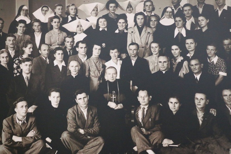 Bp Stefan Wyszyński z uczestnikami kursu katechetycznego w Lubinie w 1948 roku.