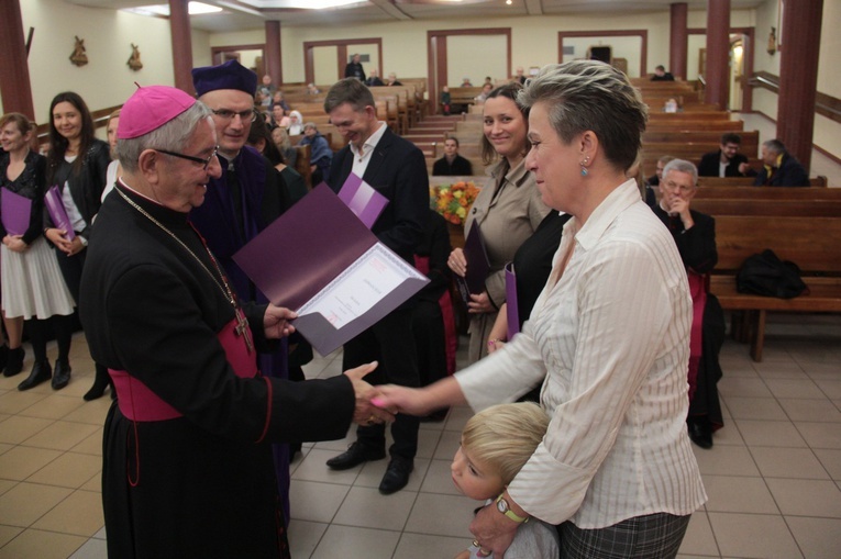 Inauguracja roku akademickiego była również świętem absolwentów kończących naukę na różnych prowadzonych przez uczelnię kierunkach. Dyplomy wręczył abp Sławoj Leszek Głódź.