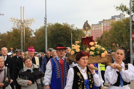 Ulicami Gdyni przeszła procesja różańcowa z relikwiami św. Jana Pawła II. 