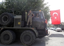 Cywile uciekają przed turecką inwazją, liczą na armię