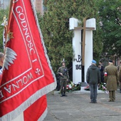 Pod pomnikiem, w miejscu gdzie w 1942 roku powieszono pracowników Fabryki Broni, delegacje złożyły wiązanki kwiatów.