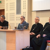 Panel dyskusyjny. Od lewej: ks. Artur Sepioło, dr hab. Aleksander Bańka, bp prof. dr hab. Andrzej Siemieniewski i bp Andrzej Iwanecki.