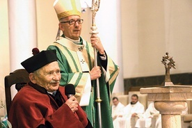 ▲	Wyróżnienie wręczył abp Wiktor Skworc, metropolita katowicki, podczas inauguracji roku akademickiego.