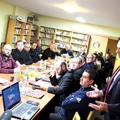 ▲	Kapłani, którym powierzona jest młodzież, spotkali się z regionalnym specjalistą ds. rozwoju piłki amatorskiej w województwie lubuskim.