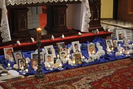 Przed ołtarzem wierni usatwili zdjęcia swoich dzieci, figurki aniołków i światło pamięci dla wszystckich dzieci utraconych.