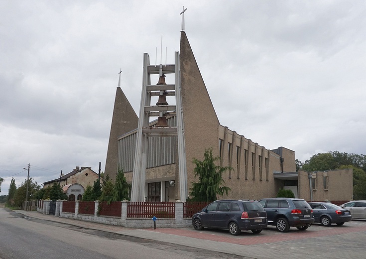 Kościół z izbą pamięci w Łagiewnikach Wielkich