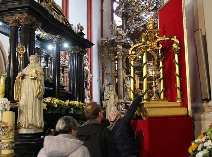 O szeptaniu przy grobie św. Jadwigi i świętości jak dzwon. Pielgrzymka chorych