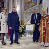 Po odebraniu nagrody do wspólnej fotografii z Krzysztofem Gajewskim, reprezentującym Fundację Polish Orphans Charity, stanęli przedstawiciele Funduszu im. bp. Jana Chrapka oraz bp Piotr Turzyński.