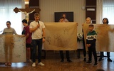 Grupy podczas prezentacji plakatów mówiących o Bożej miłości.