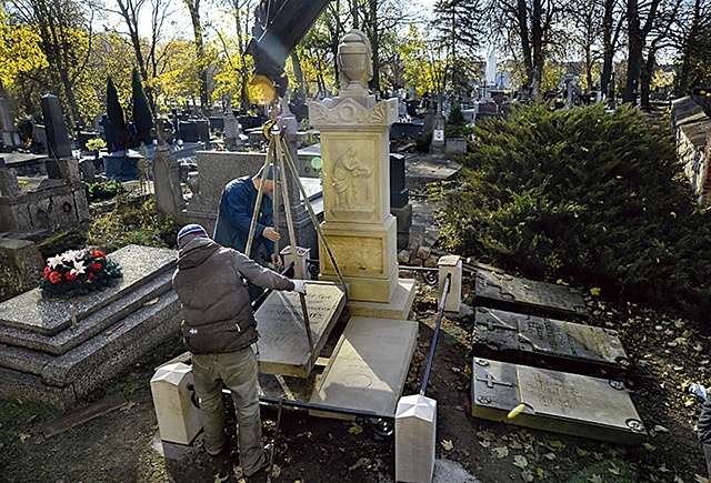 	Jednym z ocalonych w ostatnich latach pomników był zabytkowy grobowiec rodziny Lissowskich w Pułtusku.