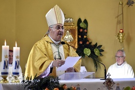 Abp Salvatore Pennacchio w czasie głoszenia homilii w kościele pallotynów.