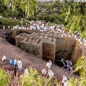 Etiopscy pielgrzymi zbierają się w kościele św. Jerzego. Lalibela została zarejestrowana przez UNESCO jako dziedzictwo kulturowe ludzkości.
4.10.2019 Lalibela, Etiopia