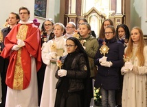 Delegaci z relikwiami podczas prezentacji świętych i błogosławionych.