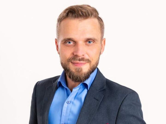 Mariusz Gierus - prawnik, menadżer, samorządowiec, doradca obywatelski i mediator, ekspert zarządzania organizacjami pozarządowymi, specjalizujący się w tematyce prawa oświatowego, ochrony danych osobowych w edukacji. 