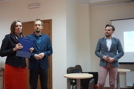 Prelegenta przedstawili inicjatorzy Szkoły Rodziców Justyna i Paweł Dochniakowie.
