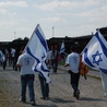 Majdanek co roku odwiedza wiele żydowskich grup, modląc się za zamordowanych.