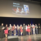 Nominowani i laureaci z bp. Romanem Pindlem na scenie w Kętach