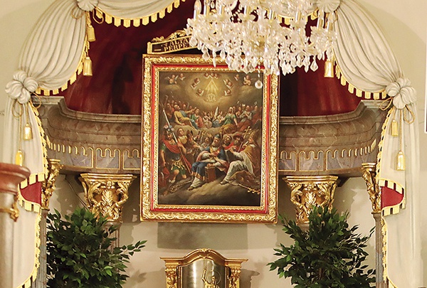 ▲	Ołtarz główny świątyni z obrazem patronów.