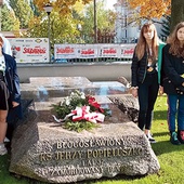 Młodzi przy grobie bł. ks. Jerzego Popiełuszki.