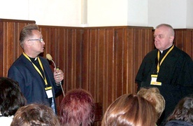 Jednym z prelegentów był biblista ks. Jacek Kucharski  (z prawej). Obok ks. Marek Kujawski, organizator konferencji, twórca i opiekun placówki.