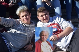 Młodzież z portretem następcy św. Piotra.