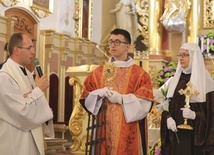 Prezentacje relikwii świętych w bazylice poprowadził ks. Tomasz Michniok z młodzieżą z KSM.