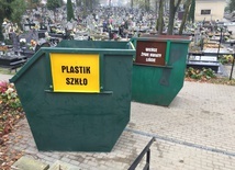 Parafia Niepokalanego Poczęcia NMP w Rawie Mazowieckiej zachęca wiernych do segregowania śmieci na cmentarzu.