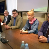 Na zastrzeżenia Polskiej Komisji Akredytacyjnej odpowiadali rektor UTH, dziekan i pracownicy Wydziału Nauk Medycznych.
