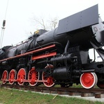 Zabytkowa lokomotywa stanęła na skwerze Kolejarzy w Kędzierzynie-Koźlu