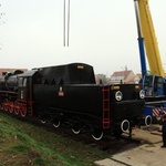 Zabytkowa lokomotywa stanęła na skwerze Kolejarzy w Kędzierzynie-Koźlu