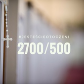 2700 świeckich otoczyło ponad 500 księży