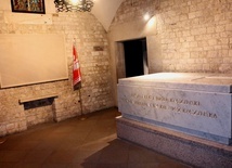 Prezydent przy sarkofagu Kaczyńskich