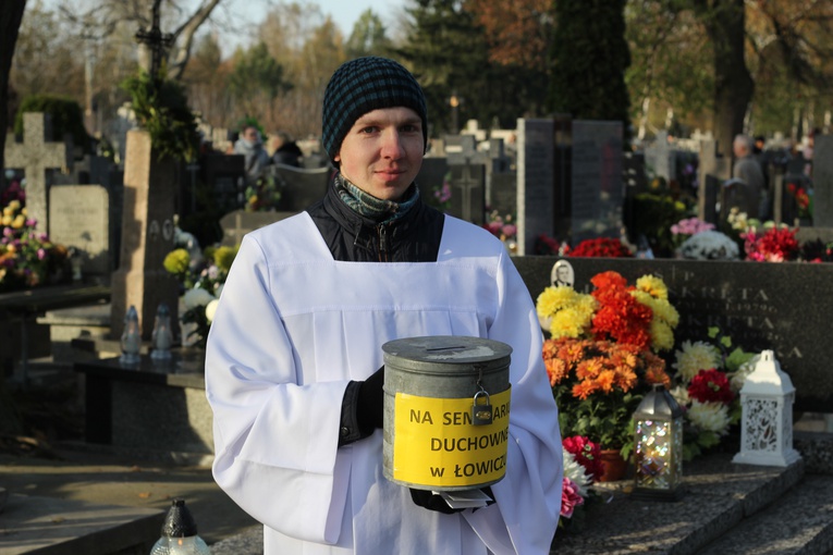 Kwesty na cmentarzach prowadzili m.in. alumni WSD w Łowiczu.