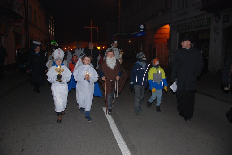 Z relikwiami i Najświętszym Sakramentem wierni i kapłani przeszli do parafii św. Stanisława.
