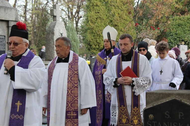 Msza św. i procesja na świdnickim cmentarzu