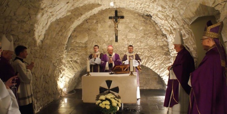 Każdego roku arcybiskup przewodniczy Mszy św. za zmarłych duszpasterzy.
