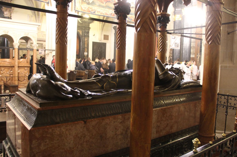 Msza św. i procesja żałobna w katedrze na Wawelu
