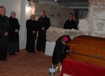Biskupi łowiccy w krypcie modlii się za śp. biskupa Alojzego Orszulika.