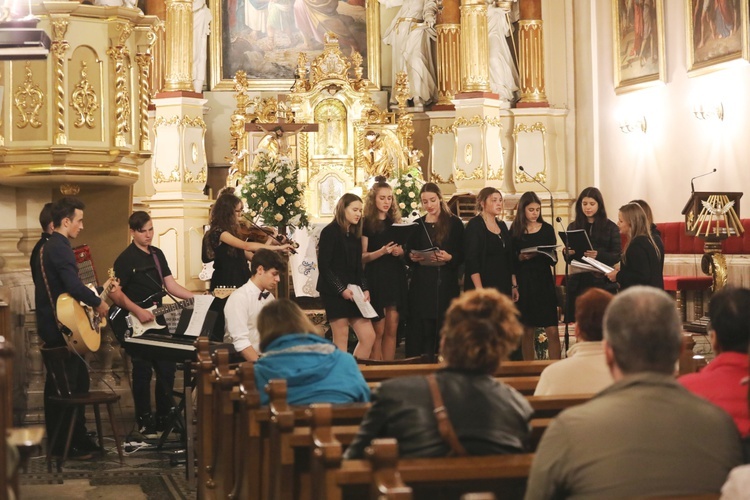 Koncert zspołu duszpasterstwa salwatoriańskiego "Bagno" w kościele w Białej.