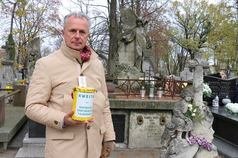 W imieniu Społecznego Komitetu Ochrony Zabytkowego Cmentarza Rzymskokatolickiego w Radomiu darczyńcom i wolontariuszom dziękuje Sławomir Adamiec.