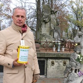 W imieniu Społecznego Komitetu Ochrony Zabytkowego Cmentarza Rzymskokatolickiego w Radomiu darczyńcom i wolontariuszom dziękuje Sławomir Adamiec.
